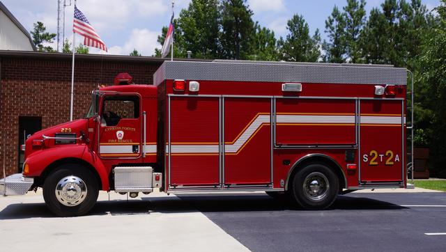 Rescue 229 is a 2006 built on a Kenworth Chassis with a Pierce Body.  R-229 is housed at Station 2 and is the first due Heavy Rescue in Station 2's district and second due to Station 1's area.  R-229 carries a full complement of extrication equipment, rope rescue equipment and water rescue equipment.